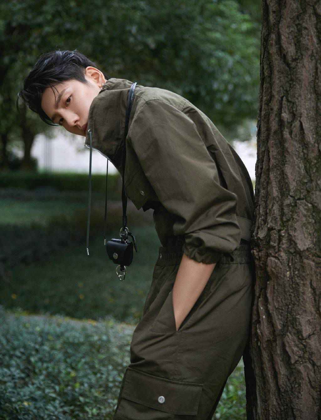 王子异森林外拍造型大片公开 墨绿色少年完美融入古树中