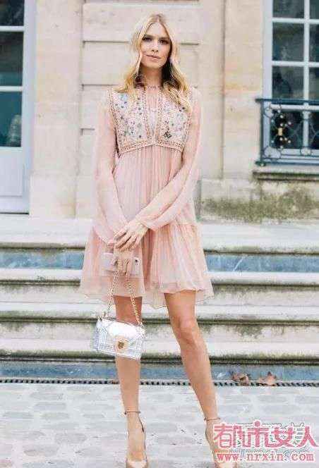 杨幂最新私服粉色连衣裙是什么牌子 夏季粉色和什么颜色最搭