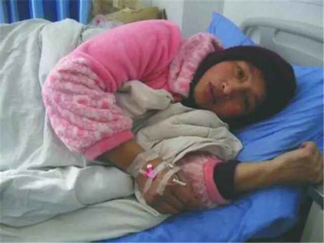 80后产妇为面子拼二胎，孩子出生后，丈夫在产房外坐地痛哭