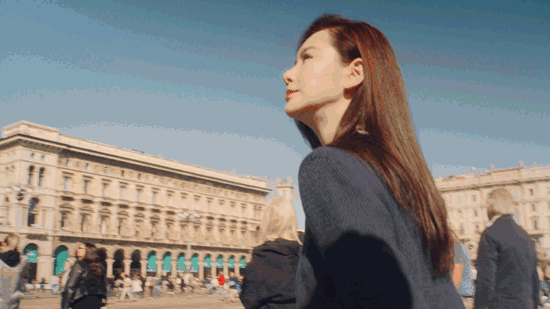 戚薇牛仔皮草配链条墨镜，混搭粉红玩偶包，帅气和可爱两者兼备