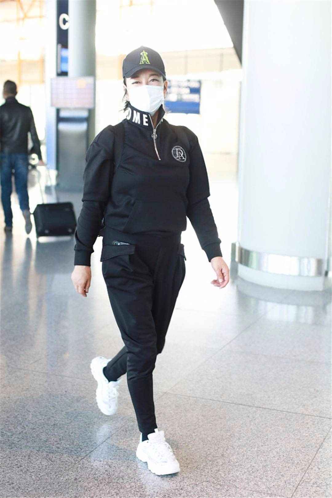 刘晓庆素颜走机场，一放生图就现原型，穿的年轻也不代表真年轻！