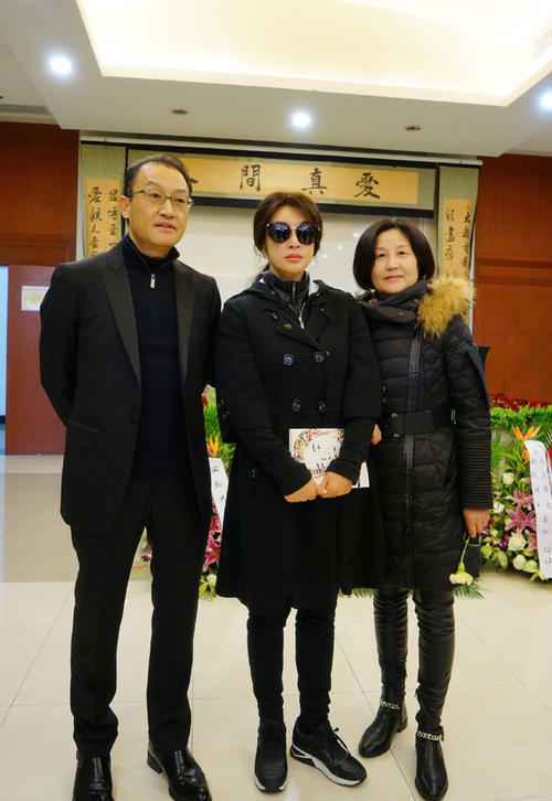 刘晓庆素颜走机场，一放生图就现原型，穿的年轻也不代表真年轻！