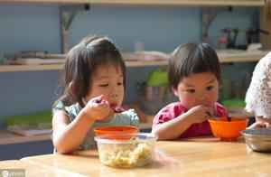 孩子在幼儿园吃不饱，孩子妈反而夸赞学校做的好？