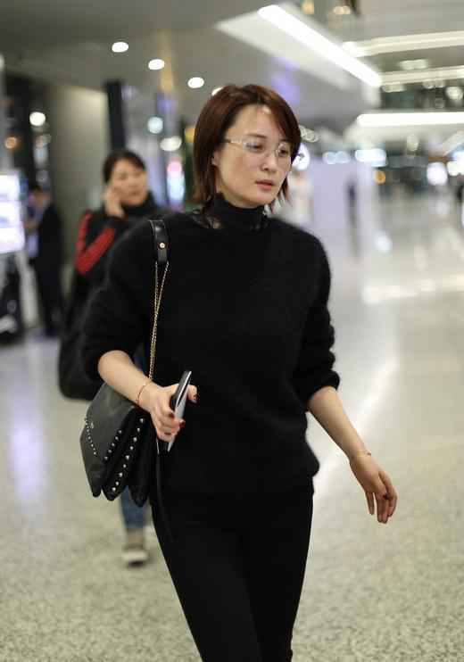 45岁蒋勤勤素颜真抗打，即使穿烂大街的一身黑，也美得很优雅