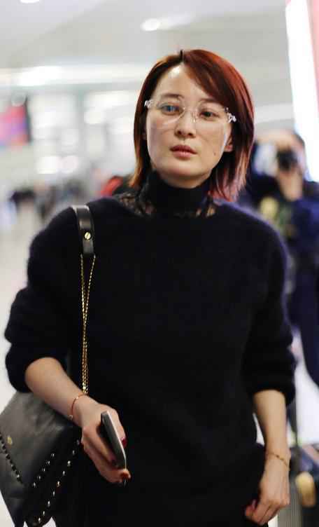 45岁蒋勤勤素颜真抗打，即使穿烂大街的一身黑，也美得很优雅
