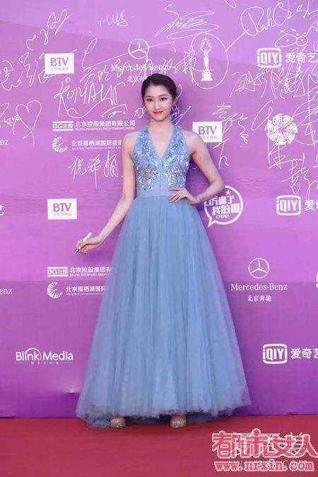北京电影节闭幕式红毯关晓彤蓝色长裙是什么牌子