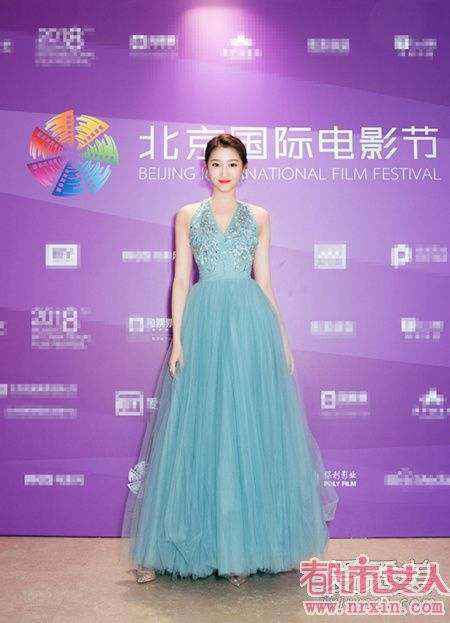 北京电影节闭幕式红毯关晓彤蓝色长裙是什么牌子