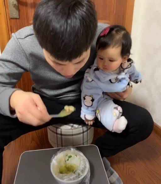 “馋嘴父女”吃混沌较量走红，宝宝：你个糟老头子坏得很