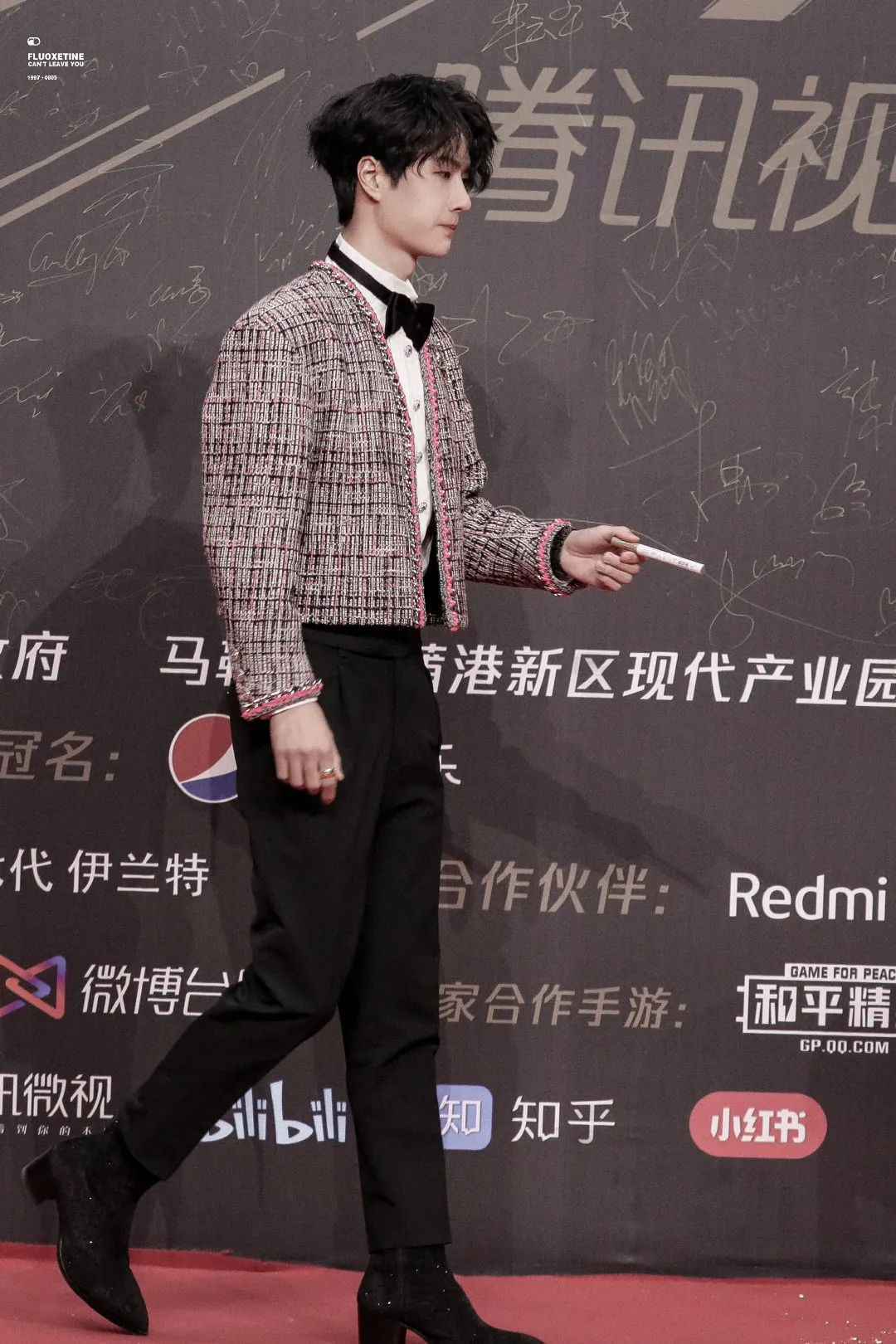 同穿奢牌，王一博只借到女款，陈伟霆却受青睐男款加身，差距立现