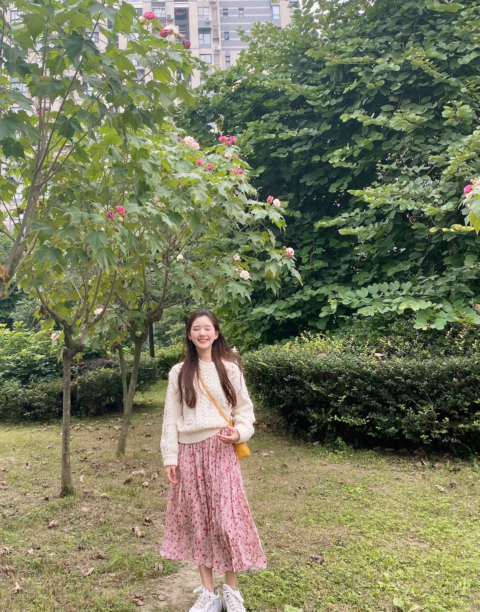 赵露思好甜，穿纯白礼服裙典雅高贵，简单颜色更显气质