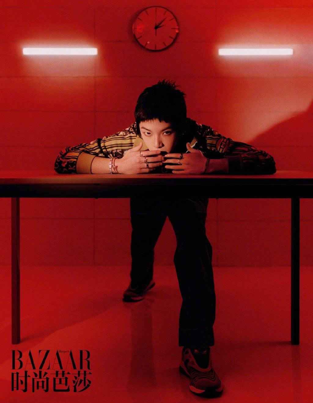 华晨宇《时尚芭莎》内页大片公开 披头士短刘海造型彰显不羁个性