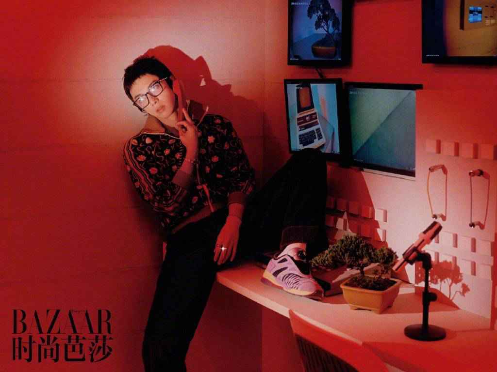 华晨宇《时尚芭莎》内页大片公开 披头士短刘海造型彰显不羁个性