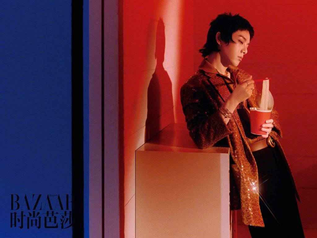华晨宇《时尚芭莎》内页大片公开 披头士短刘海造型彰显不羁个性