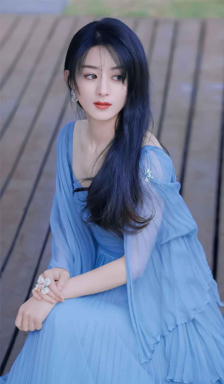 35岁赵丽颖太绝了，穿黑色亮片裙高贵优雅，一点不显老