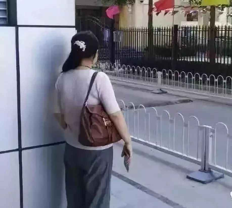 最近渑池学校门口出现一群特别奇怪的女人，偷偷摸摸躲在角落……