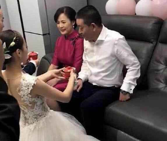 原创
儿子儿媳婚礼，“最美婆婆”抢了风头，网友：这新娘嫁对了