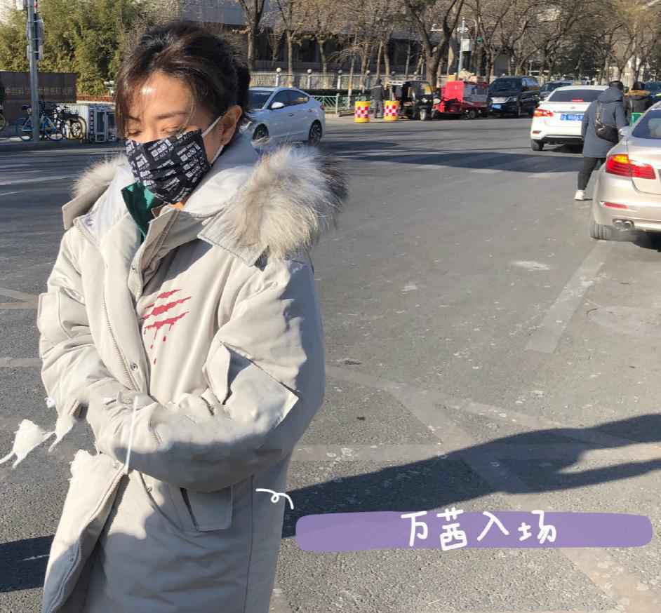春晚彩排明星穿什么？张雨绮穿羽绒服壕气背爱马仕，倪妮背布袋子