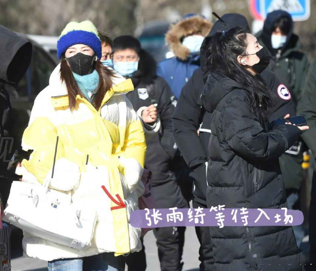 春晚彩排明星穿什么？张雨绮穿羽绒服壕气背爱马仕，倪妮背布袋子