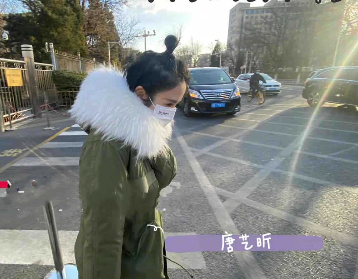 春晚彩排明星穿什么？张雨绮穿羽绒服壕气背爱马仕，倪妮背布袋子