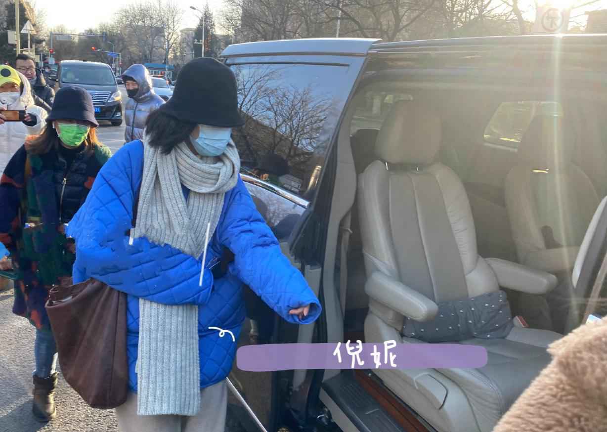 春晚彩排明星穿什么？张雨绮穿羽绒服壕气背爱马仕，倪妮背布袋子