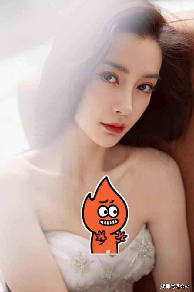 Baby穿抹胸裙秀傲人上围，手臂纤细无赘肉，未受小三风波影响