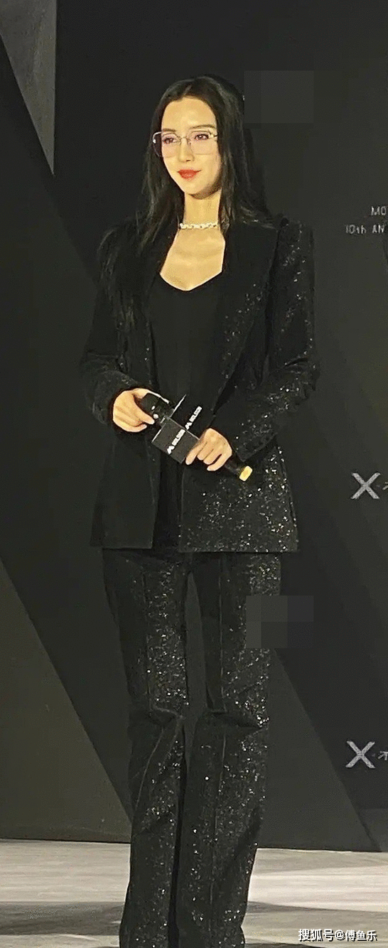baby否认是小三后首现身，一身黑色西装深V内搭，状态超好