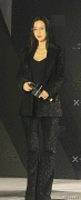 baby否认是小三后首现身，一身黑色西装深V内搭，状态超好