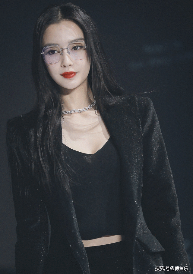 baby否认是小三后首现身，一身黑色西装深V内搭，状态超好