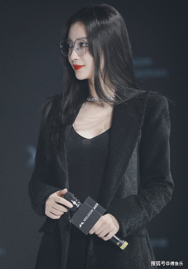 baby否认是小三后首现身，一身黑色西装深V内搭，状态超好
