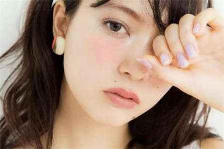 想要成为素颜女生，学会卸妆方法很重要
