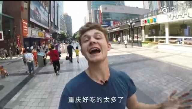 据了解，他是重庆某大学的留学生，即将毕业。他自称要留在重庆创业，因为重庆好吃的多，当然，更重要的是中国现在的创业氛围非常浓非常好。