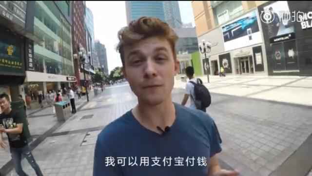 据了解，他是重庆某大学的留学生，即将毕业。他自称要留在重庆创业，因为重庆好吃的多，当然，更重要的是中国现在的创业氛围非常浓非常好。