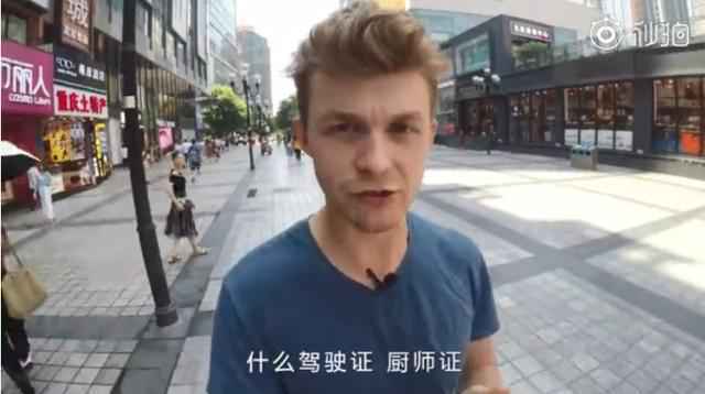 据了解，他是重庆某大学的留学生，即将毕业。他自称要留在重庆创业，因为重庆好吃的多，当然，更重要的是中国现在的创业氛围非常浓非常好。