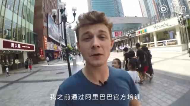 据了解，他是重庆某大学的留学生，即将毕业。他自称要留在重庆创业，因为重庆好吃的多，当然，更重要的是中国现在的创业氛围非常浓非常好。