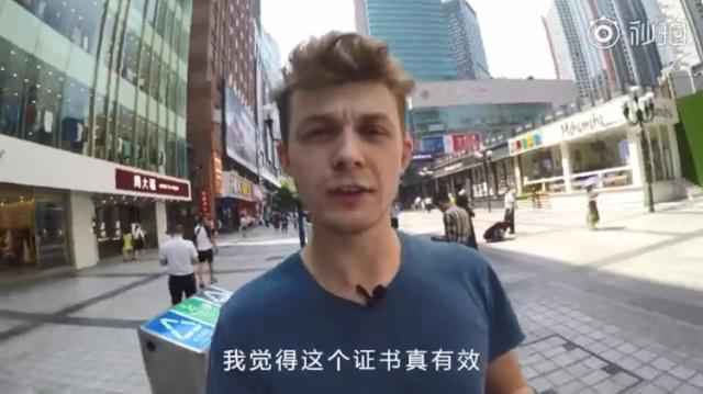 据了解，他是重庆某大学的留学生，即将毕业。他自称要留在重庆创业，因为重庆好吃的多，当然，更重要的是中国现在的创业氛围非常浓非常好。