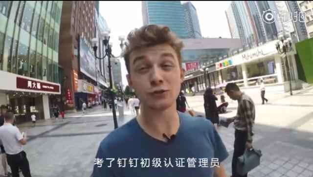 据了解，他是重庆某大学的留学生，即将毕业。他自称要留在重庆创业，因为重庆好吃的多，当然，更重要的是中国现在的创业氛围非常浓非常好。