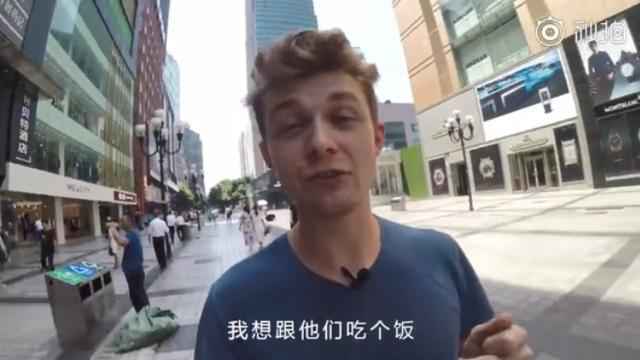 据了解，他是重庆某大学的留学生，即将毕业。他自称要留在重庆创业，因为重庆好吃的多，当然，更重要的是中国现在的创业氛围非常浓非常好。