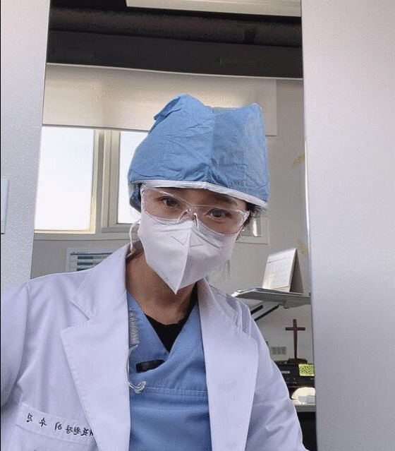 51岁冻龄美女网红承认整容，19岁开始整形，如今和女儿合影像姐妹