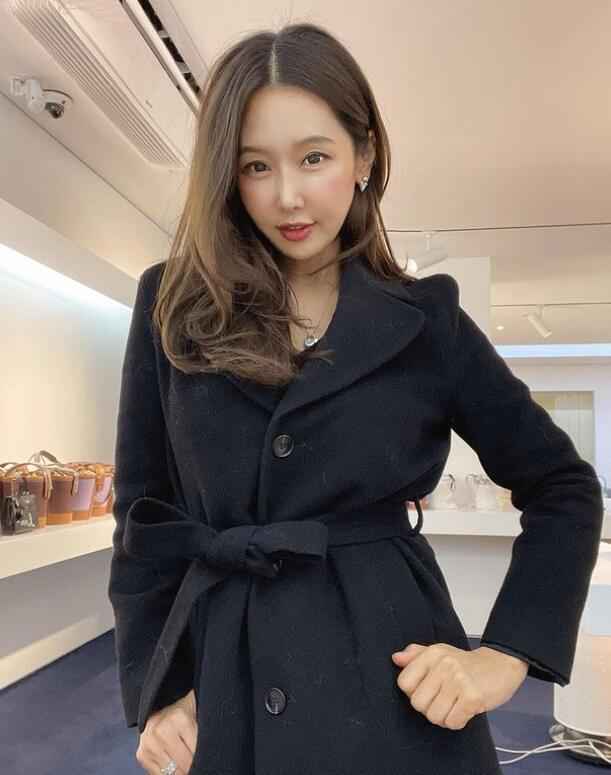 51岁冻龄美女网红承认整容，19岁开始整形，如今和女儿合影像姐妹
