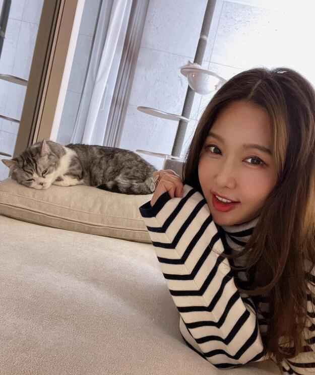 51岁冻龄美女网红承认整容，19岁开始整形，如今和女儿合影像姐妹