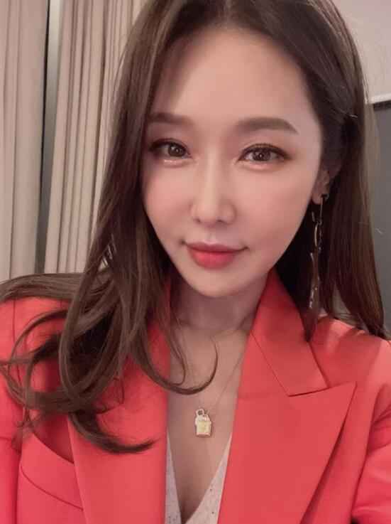 51岁冻龄美女网红承认整容，19岁开始整形，如今和女儿合影像姐妹