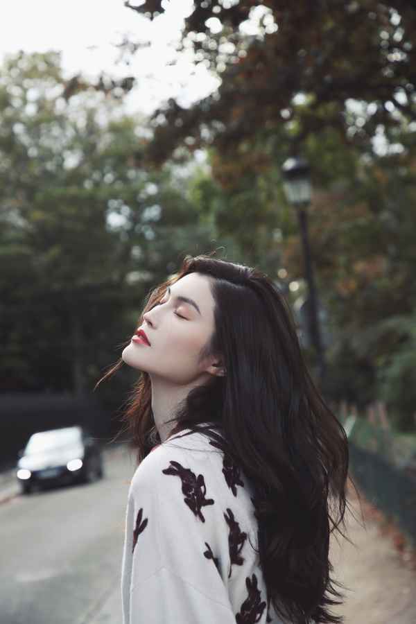 超模何穗助阵eifini伊芙丽巴黎时装周