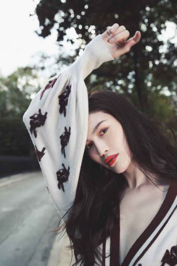 超模何穗助阵eifini伊芙丽巴黎时装周