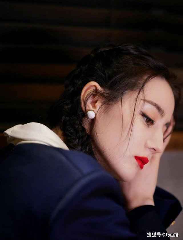 看到迪丽热巴的新造型，才知道学院风原来这么好看！雪白美腿抢镜