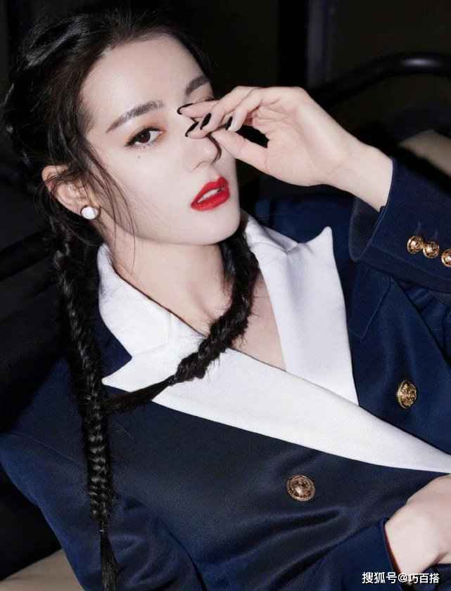 看到迪丽热巴的新造型，才知道学院风原来这么好看！雪白美腿抢镜