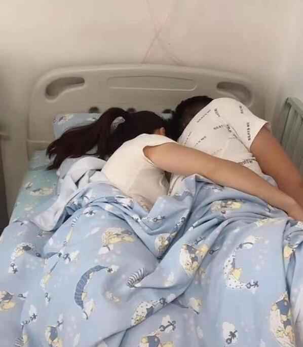 儿子住院挂吊瓶，爸妈手机“交换”床位，网友：娃是草窝里捡的