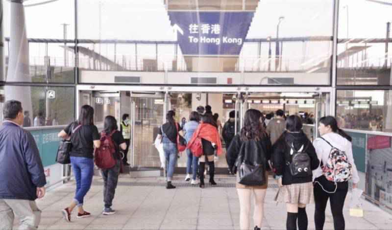 香港“回港易”系统首日接受近9000人预约回港