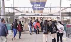 香港“回港易”系统首日接受近9000人预约回港