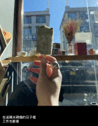 我在西藏的暖阳里吃雪糕，而你却在寒风里裹着貂！
