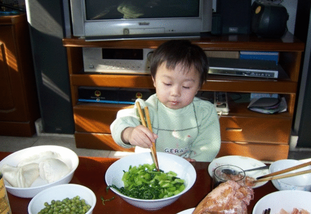 娃入睡前，尽量少吃这4样食物，很容易阻碍孩子身高、智力发育